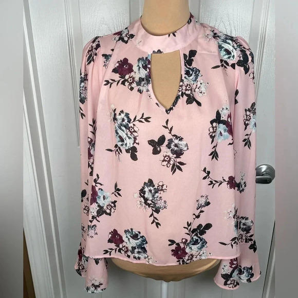 Living Doll Blouse with Keyhole Front Sz Medium Pink Floral Top Bell Sleeve NWT‎ - Picture 5 of 8